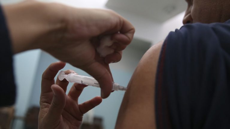 Trabalhador que recusar vacina pode ser demitido por justa causa, diz MPT